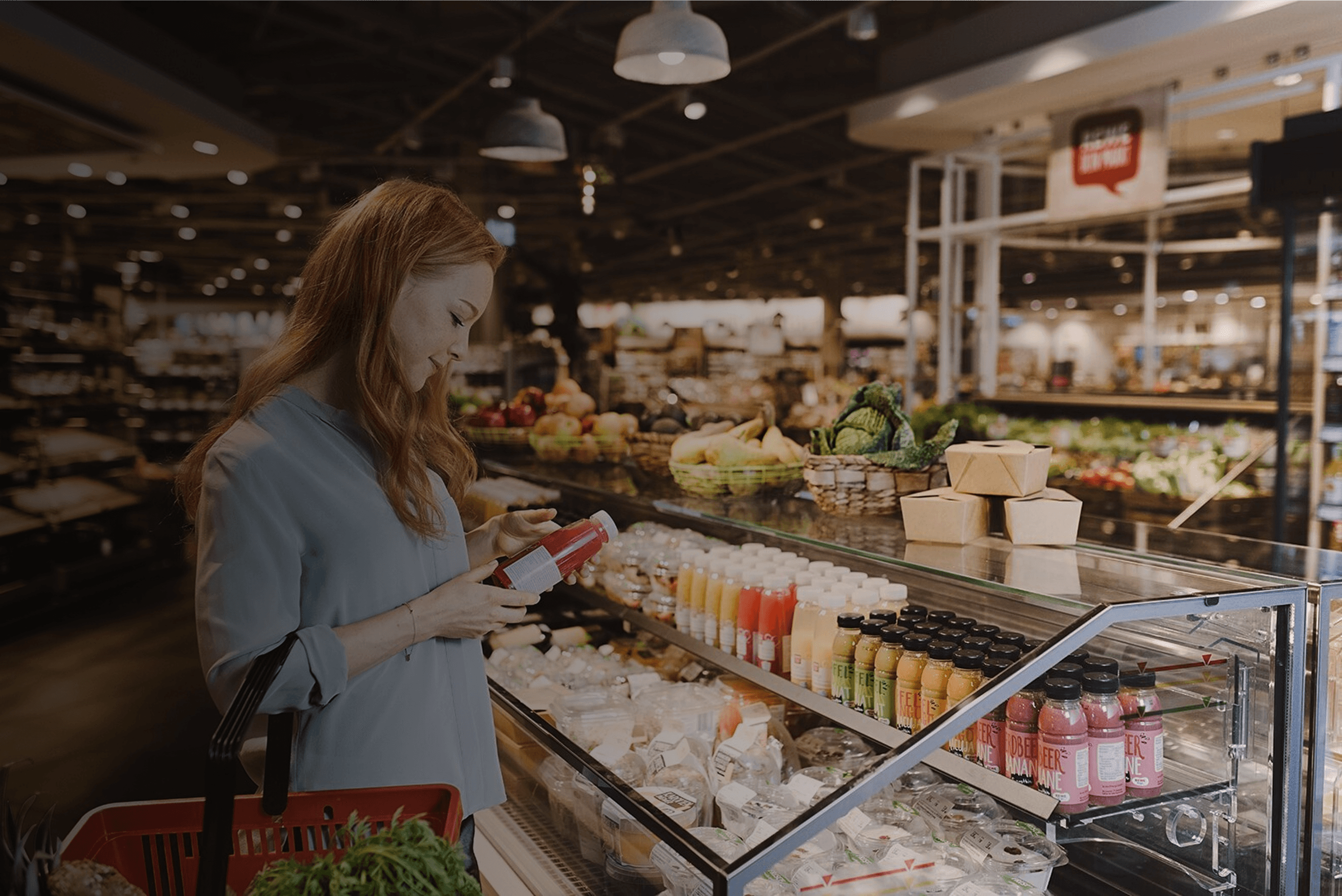 Frau vor Frischeregal
